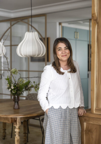 Raquel González interiorista en su estudio de interiorismo en Getxo, junto a comedor reformado con diseño ecléctico y detalles en madera
