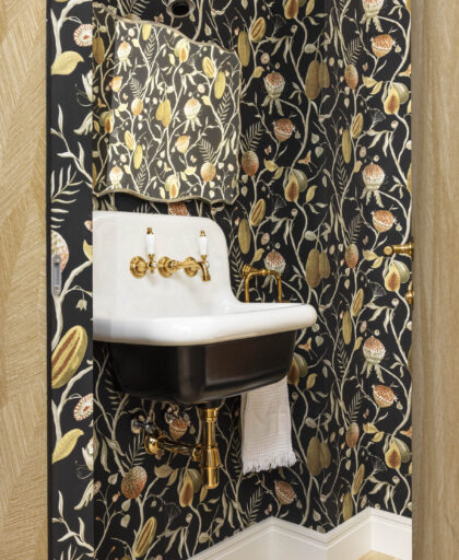 Aseo de cortesía con papel pintado floral en tonos oscuros y lavabo de estilo retro con grifería dorada en vivienda ecléctica de Getxo
